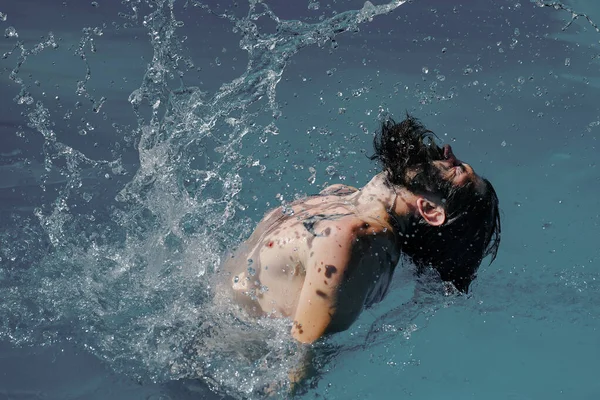 Hombre barbudo en la piscina — Foto de Stock