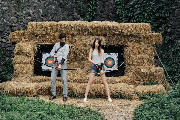 Jovem casal com os arcos — Fotografia de Stock