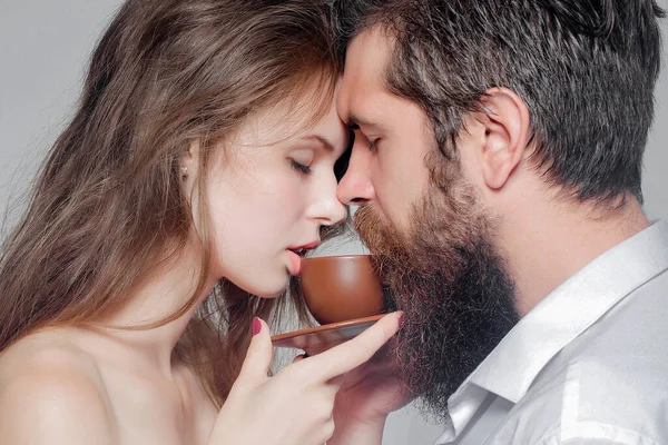 Young couple with coffee cup — Stock Photo, Image