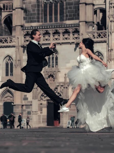 Wedding happy couple jumping near castle — Stock Photo, Image