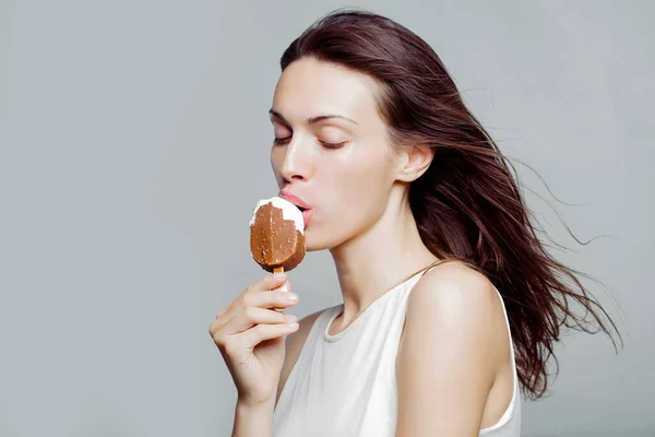 Mooi meisje eten ijs lolly — Stockfoto
