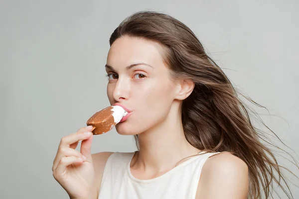 Mooi meisje eten ijs lolly — Stockfoto