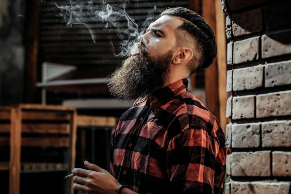 Дорослий чоловік видихає сигарету дим — стокове фото