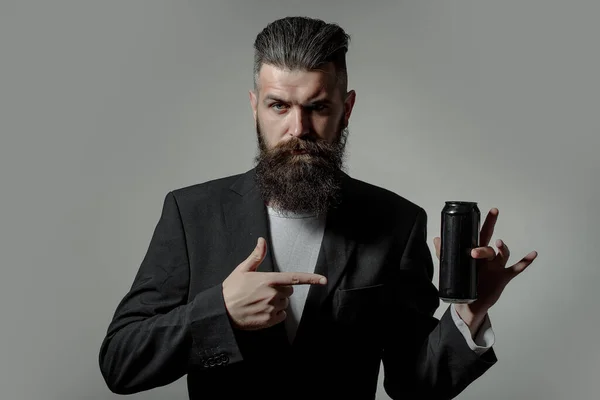 Bira kutusuyla sakallı adam. — Stok fotoğraf