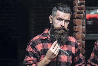 Aynanın yanında jileti olan adam.