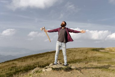 Dağda baltalı sakallı adam