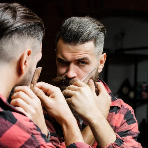 Man met scheermes in de buurt spiegel — Stockfoto