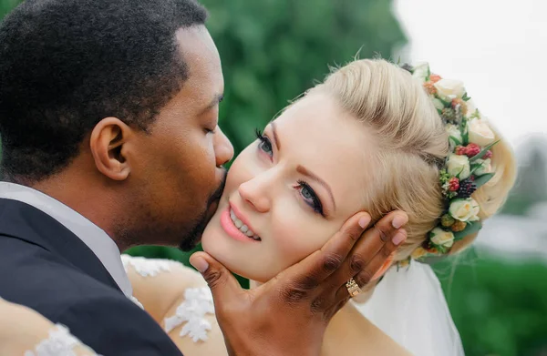 Bruidegom kust gezicht van bruid — Stockfoto