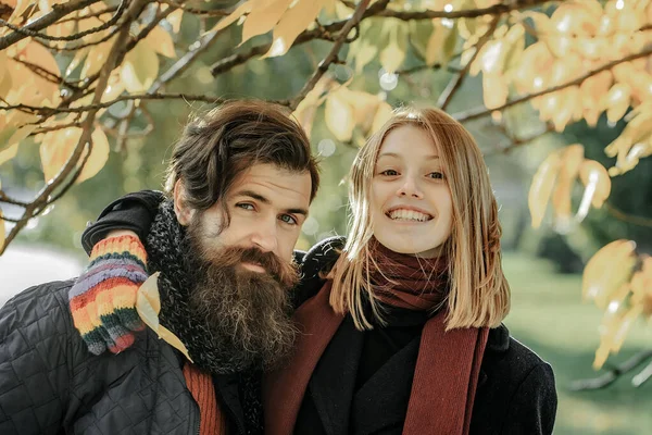 Pareja joven en otoño parque —  Fotos de Stock