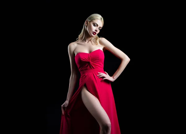 Студія модного мистецтва портрет красивої елегантної жінки в червоному . — стокове фото
