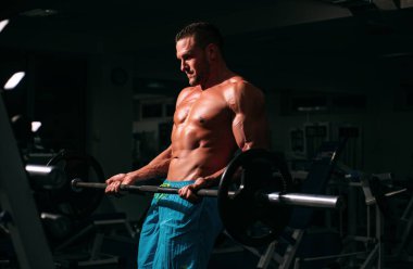 Bar işletmeleri. Spor salonunda vücut geliştirici. Antrenman ve idman. Çıplak gövdeli sporcu seni. Spor tişörtsüz vücut geliştirme..