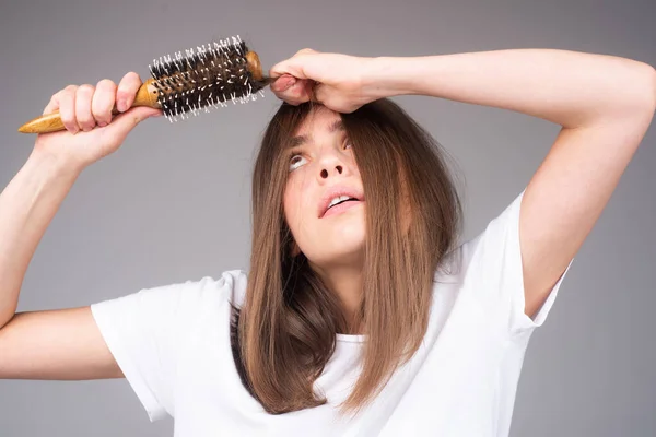 Mujer preocupada por la pérdida de cabello. Caída de cabello problema. — Foto de Stock