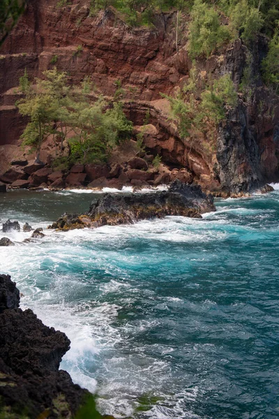 Beautiful ocean beach with large rocks on the shore and in the water. Waves in ocean. Summer holidays, vacation. Red Sand Beach, Maui in in Hawaiian. — Stock Photo, Image