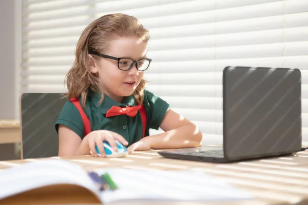 Smart school leerling kind virtuele afstand leren online, kijken naar digitale les op afstand, kijken naar laptop computer studeren thuis. — Stockfoto