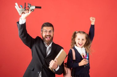 Heyecanlı, mutlu bir öğrenci kız öğrenci ile harika bir öğretmen. Okuldaki ilk günüm. Birinci sınıftaki baba ve küçük çocuk..