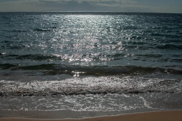Zeeabstracte of rimpelende water textuur achtergrond. Rustig wateroppervlak textuur met spatten en golven. Abstracte natuur achtergrond. Oppervlakte blauw oceaanwater. — Stockfoto