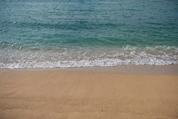 Błękitny ocean na piaszczystej plaży. Plaża o zachodzie słońca. Krajobraz plaży. Tropikalny krajobraz morski, spokój, spokojne, relaksujące światło słoneczne. — Zdjęcie stockowe