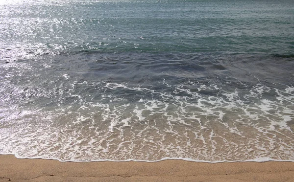 Fondo de playa. Calma hermosa ola del océano en la playa de arena. Vista al mar desde la playa tropical del mar. —  Fotos de Stock