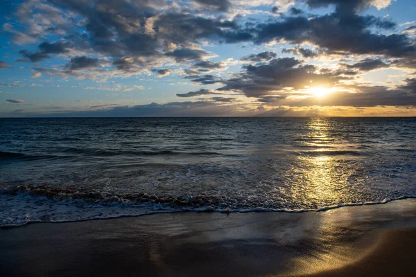 Tropische strand achtergrond. Zandstrand met kalme golf van turquoise oceaan. Malediven, perfect landschap, kopieerruimte. — Stockfoto