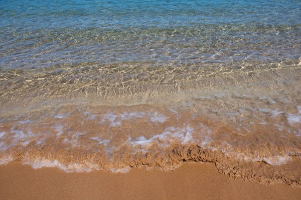 Tranquillo sfondo spiaggia mare. Spiaggia tropicale estiva con sabbia. Acqua dell'oceano. Fratto marino naturale. — Foto Stock