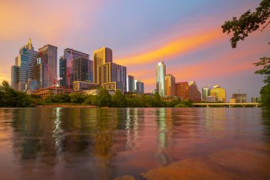 Austin, Teksas, ABD Colorado Nehri üzerinde ufuk çizgisi.