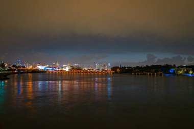 Miami City gece silueti. Miami 'nin geceleri manzarası.