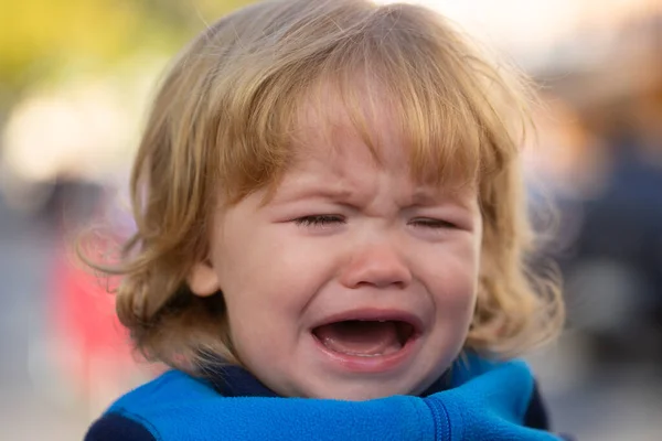 Bebé llorando. Retrato de cerca de un niño llorando. —  Fotos de Stock