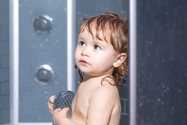 화장실에서 목욕하는아이. 집에 있는 욕조에서 거품으로 목욕하고 있는 웃긴 아기. — 스톡 사진