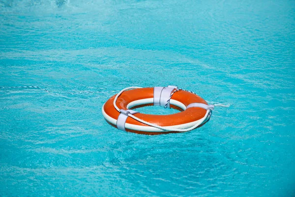 Lifebuoy na piscina. Conceito de férias de verão. Bóia da vida na água. Conceito de ajuda. — Fotografia de Stock