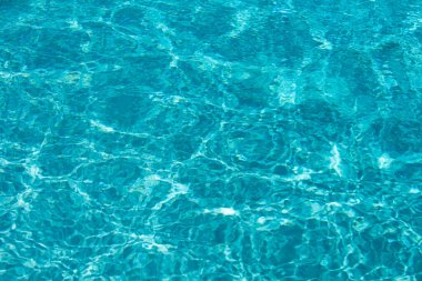 Soyut dalgalanma dalgası ve yüzme havuzunda berrak turkuaz su yüzeyi, arka plan ve soyut tasarım için mavi su dalgası.