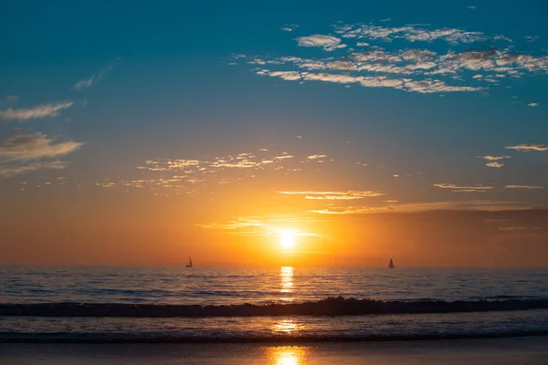 Salida del sol sobre el mar y hermoso paisaje nublado, hawaii. Colorido océano playa puesta de sol. — Foto de Stock