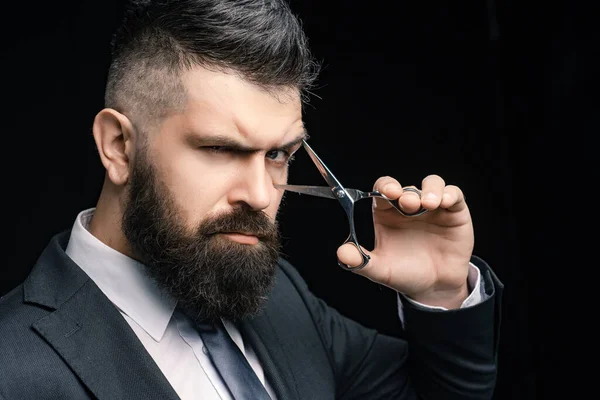 Una barba perfecta. Cortes de pelo para hombres. Elegante y peinado. Peluquería y peluquería vintage. Barbería. Peluquero sobre fondo negro con tijeras. —  Fotos de Stock