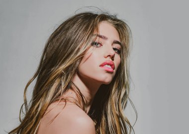 Moda modeli. Moda makyajlı güzel kadın modelinin göz kamaştırıcı portresi. Günlük makyaj. Yüksek moda. Güzellik ve moda.