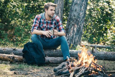 Ormanda kamp yapan adam. Turistler dinleniyor. Turizm konsepti. Piknik zamanı.