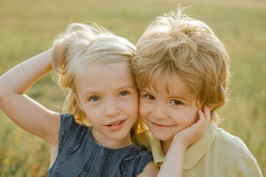 Çocuklar doğaya karşı sahada eğleniyorlar. Sevgililer günü aşk tanrısı çocuğu. Meleksi karaktere sahip çocuk.
