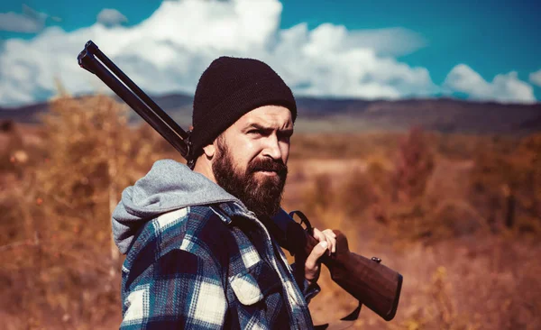 Hunter with shotgun on hunt. Hunting. Closed and open hunting season. Hunting is the practice of killing or trapping animals. Gun rifle. — Stock Photo, Image