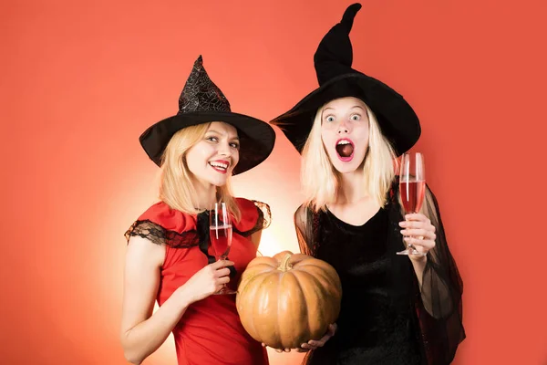 Foto de Lindo Sorrindo Bruxa De Halloween Segurando Um Jack O Lanterna Bela  Jovem De Chapéu De Bruxas E Traje Segurando A Abóbora Sobre Fundo Branco e  mais fotos de stock de