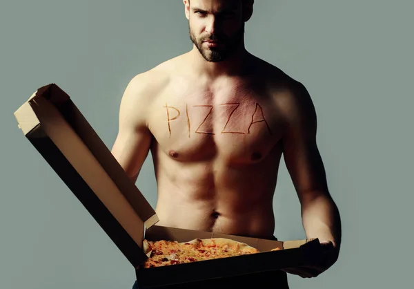 Hombre brutal sexy con caja de pizza. Gay con pizza. Concepto de entrega de pizza. Pizzería italiana. — Foto de Stock