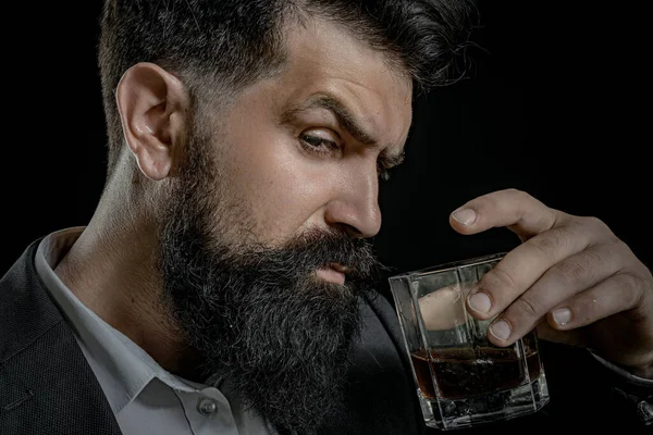 Brodaty mężczyzna trzymający koktajl whisky w szkle - portret z bliska. Napoje alkoholowe. — Zdjęcie stockowe