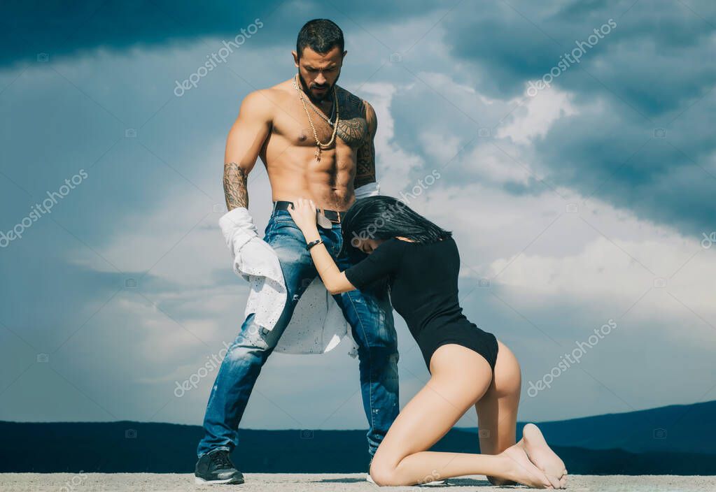 Avtomobil qarzlari uchun porno Ayol erkakka tegadi