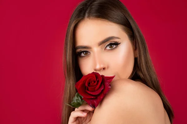 Mulher com rosa vermelha no fundo vermelho. Lábios com fecho de batom. Lábios de mulher bonita com rosa. — Fotografia de Stock