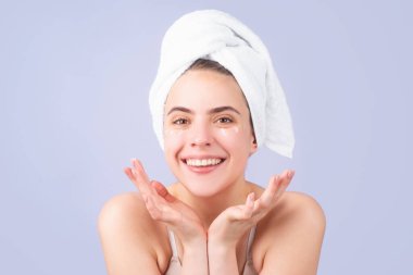Temiz, sağlıklı, doğal cilde sahip, gülümseyen güzel bir kadın. Kafasında banyo havlusu olan çekici bir genç kızın portresi. Güzel kadın portresi.