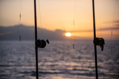 Güzel bir deniz manzarası üzerinde olta kamışı. Denizde kutsanmış.