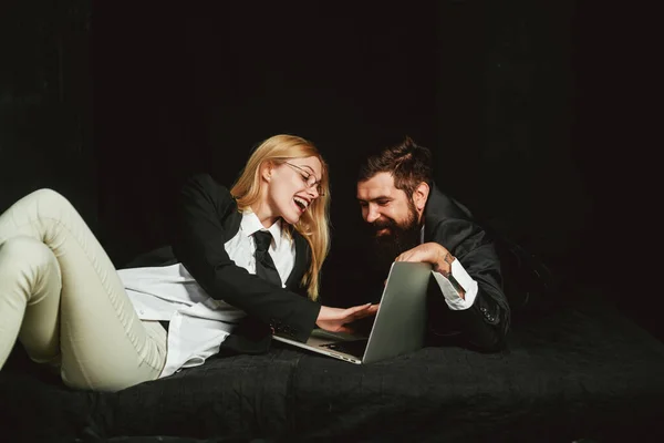 Ευτυχισμένοι συνάδελφοι που χρησιμοποιούν φορητό υπολογιστή. Το ενθουσιασμένο ζευγάρι κοιτάζει την οθόνη του φορητού υπολογιστή, ενθουσιασμένοι ευτυχισμένοι νέοι σύζυγοι διαβάζουν καλά νέα. — Φωτογραφία Αρχείου