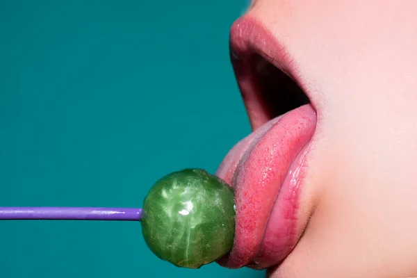 Lippen lecken. Sinnliche rote Lippen mit Bonbons zum Drucken. Roter Lutscher im Mund im Kunstdesign. Glänzende Frauenlippen lecken Lutscher. Sinnlich sexy mund mit bonbonkonzept genuss schön — Stockfoto