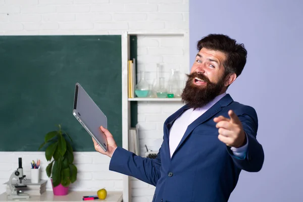 Портрет учителя-мужчины в классе. Смешной репетитор. — стоковое фото
