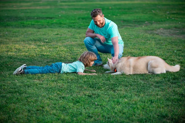 自然界にペット犬を持つ父と息子. — ストック写真