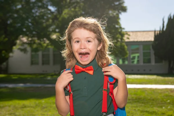 Terug naar school concept. Portret van een leerling in het schoolpark. Herfstval. — Stockfoto