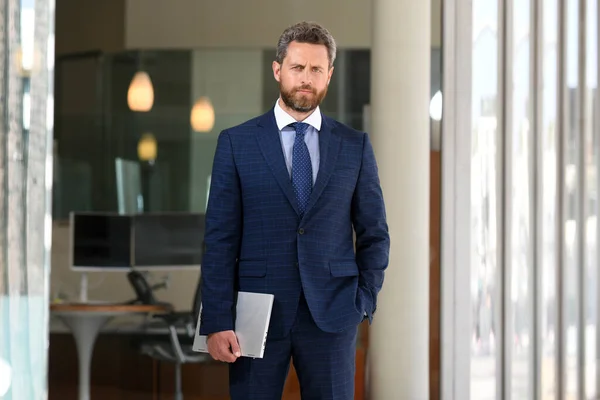 Портрет бізнесмена, що стоїть в офісі . — стокове фото