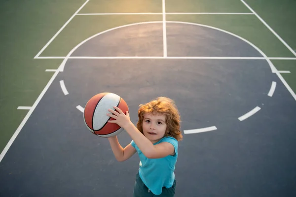Basketbal kinderspeler, bovenaanzicht. Hobby, actieve levensstijl, sportactiviteiten voor kinderen. — Stockfoto